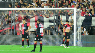 &nbsp;Banega mira hacia el fondo de Newells, que fue un descalabro. Fernández, Martino y Glavinovich sufren atrás.