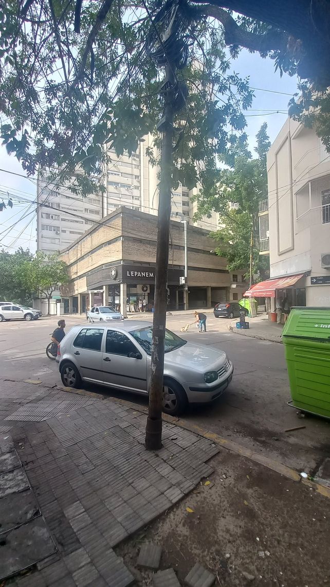 Se multiplican en Rosario los postes a punto de caer