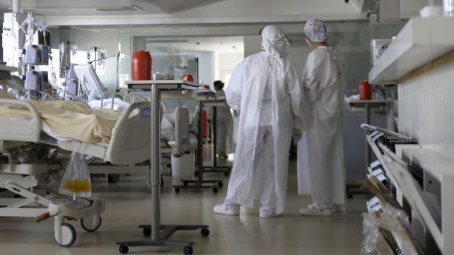 En la sala grupal del tercer piso de la UTI Covid del sanatorio Parque solo los pacientes duermen mientra el personal vive en un clima vertiginoso y cargado de dramatismo.