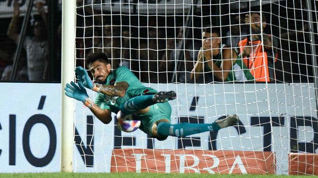 Lucas Hoyos adivina el disparo y arrojándose hacia la derecha contiene el penal de Benítez.