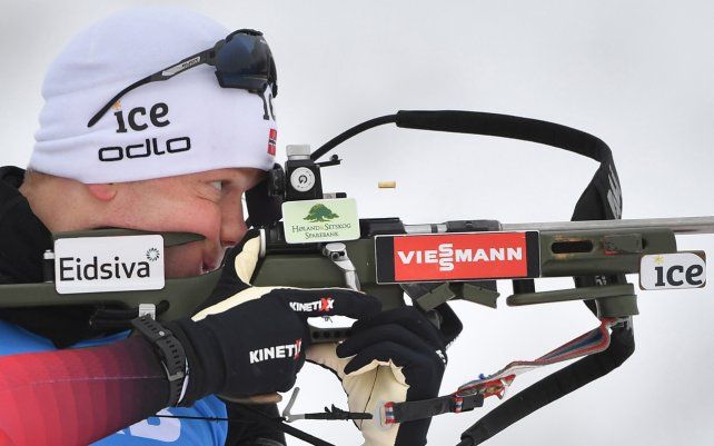 El noruego Johannes Dale en acción durante el Sprint de 10 km masculino en la Copa del Mundo de Biatlón en Oberhof, Alemania.