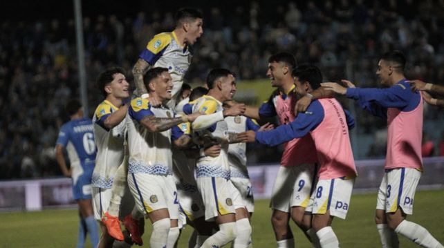Los jugadores de Central festejan el segundo gol