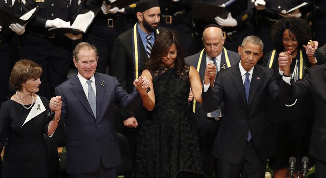 Juntos. Los Obama y los Bush unieron sus manos y plegarias. La división social y racial se profundiza en EEUU.