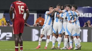 Argentina festeja y Bombito sufre el gol de Julián.