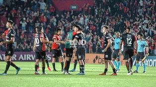 Debut soñado para Colón: le ganó sobre la hora a Peñarol con gol de Facundo Farías