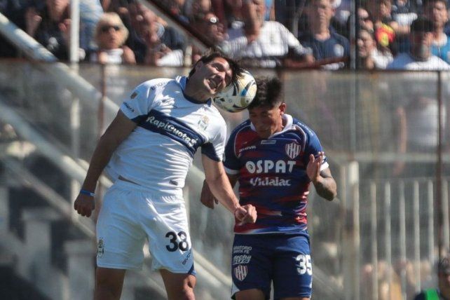 Unión se mide con Gimnasia en un duelo clave y el Lobo apuesta por un equipo que no toca