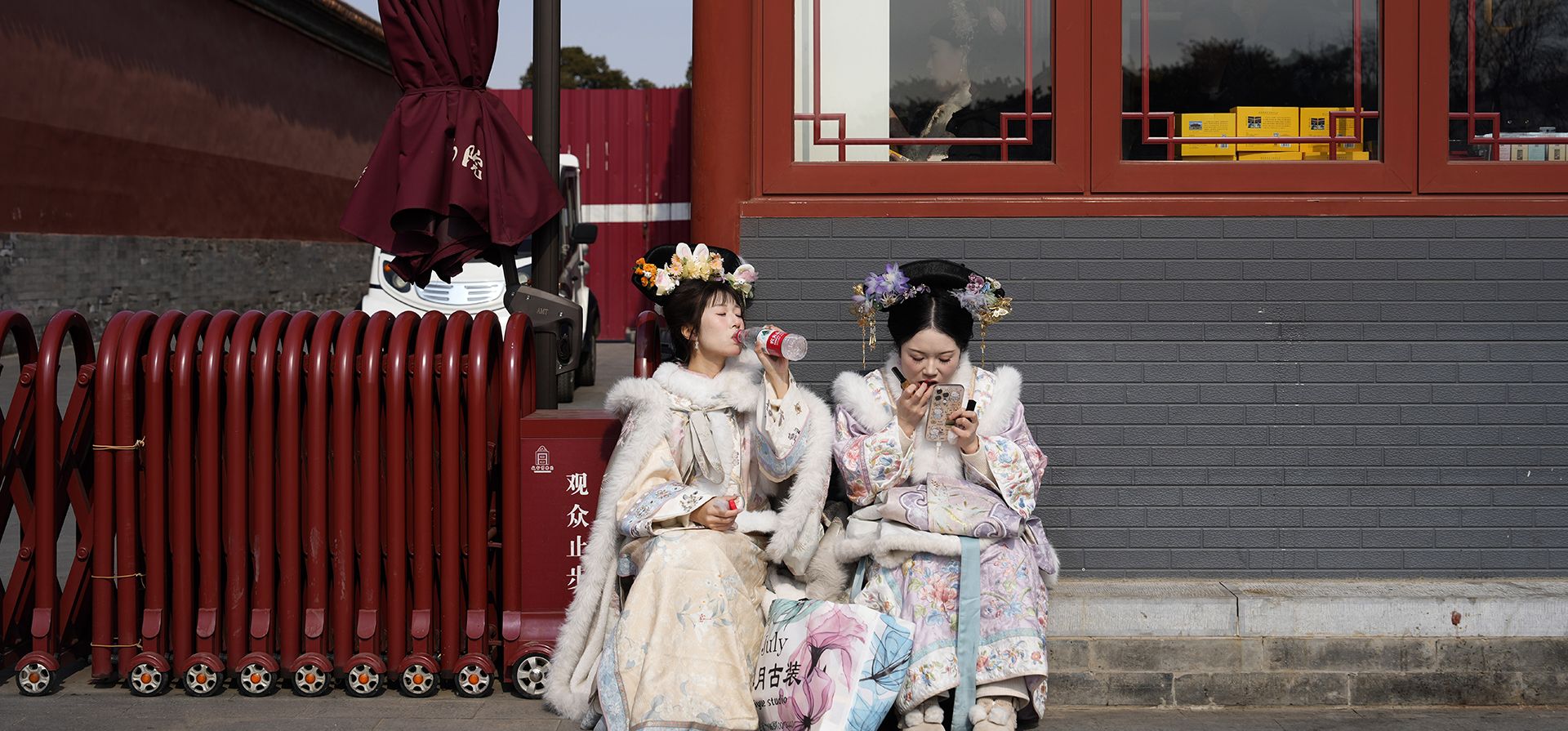 Visitantes vestidos con trajes tradicionales toman un descanso en la Ciudad Prohibida en Beijing el viernes 21 de febrero de 2025. (Foto AP/Ng Han Guan) Visitantes vestidos con trajes tradicionales toman un descanso en la Ciudad Prohibida en Beijing el viernes 21 de febrero de 2025. (Foto AP/Ng Han Guan)