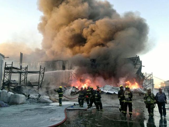 Primeras imágenes del pavoroso incendio en una de las plantas industriales más importantes del país. (Foto: Twitter GabiPeraltaOK)