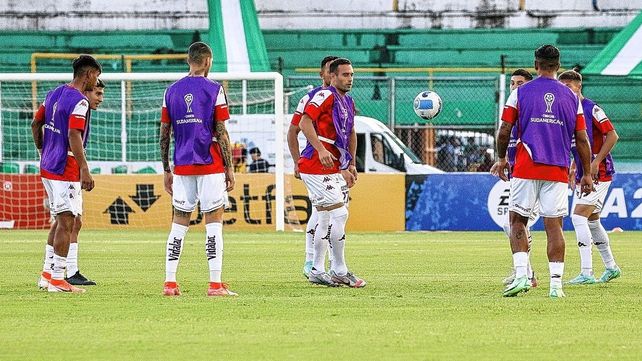 El plantel de Unión se trasladó desde Bolivia hasta Buenos Aires para esperar el partido contra Racing.