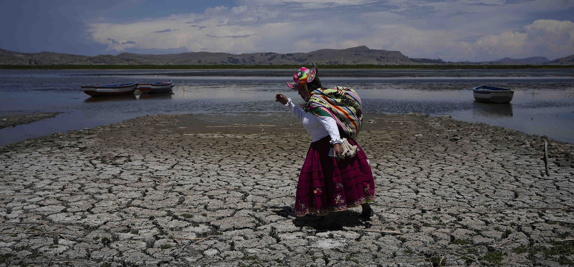 Una mujer camina por un tramo seco del lago Titicaca en Coata, Perú, el 29 de noviembre de 2023, ante el descenso del nivel de agua en plena ola de calor en invierno. (AP Foto/Martín Mejía) Una mujer camina por un tramo seco del lago Titicaca en Coata, Perú, el 29 de noviembre de 2023, ante el descenso del nivel de agua en plena ola de calor en invierno. (AP Foto/Martín Mejía)