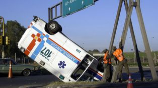 Capital: espectacular choque y vuelco de una ambulancia sobre autopista