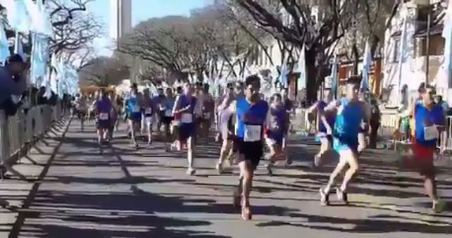 Se corre por avenida Belgrano el tercer maratón por el Día del Empleado de Comercio