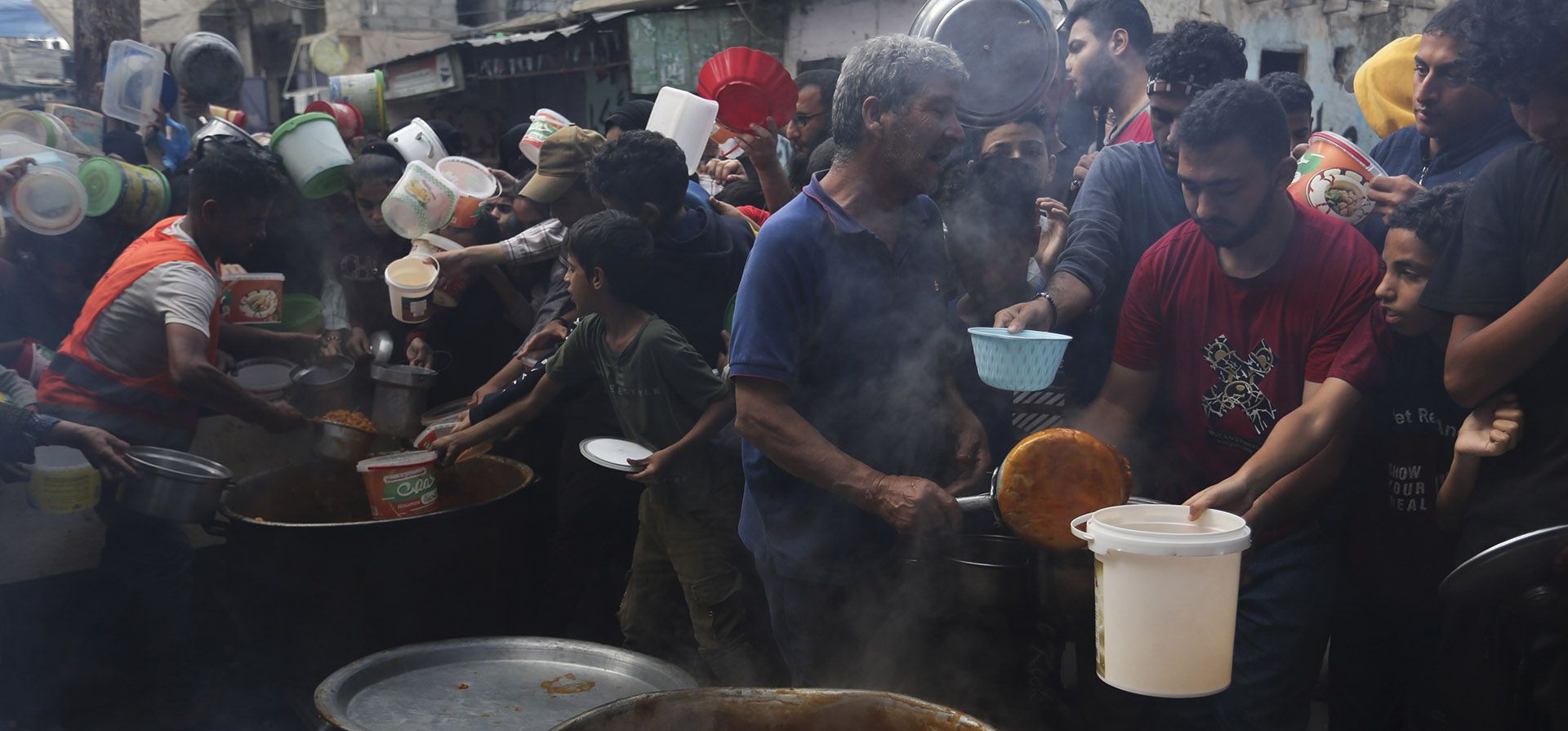 Los palestinos hacen fila para recibir comida durante el bombardeo israelí en curso de la Franja de Gaza en Rafah el lunes 13 de noviembre de 2023. (Foto AP/Hatem Ali) Los palestinos hacen fila para recibir comida durante el bombardeo israelí en curso de la Franja de Gaza en Rafah el lunes 13 de noviembre de 2023. (Foto AP/Hatem Ali)