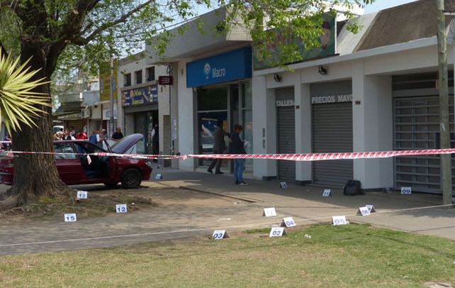 Casquillos. En la vereda del banco Macro de zona sur la policía incautó más de 30 vainas servidas de calibre 9 milímetros y de un fusil de asalto M16.