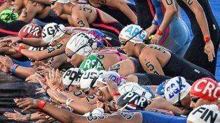 La santafesina Candela Giordanino, con gorro de Argentina, y el número 54 tatuado en su brazo compitió en el Mundial de Aguas Abiertas.