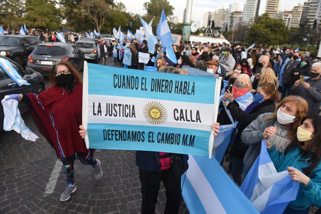Multitudinaria protesta en el Monumento: era por Vicentin y terminó siendo en contra del gobierno nacional
