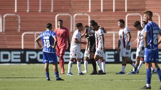 Después de echarlo, Rapallini parece hablarle como un amigo a Banega, tras la roja después del gol de Godoy Cruz.