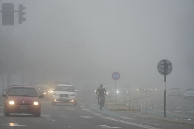 Luces que parecen ténues. La niebla se apoderó de Rosario.