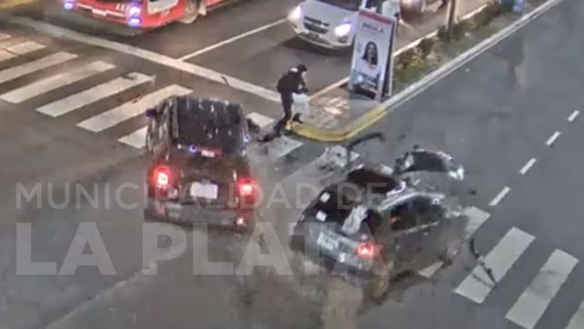 Cruzaba la calle, chocaron frente a ella y salvó su vida por centímetros