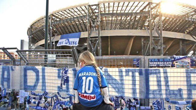 Una niña en hombros de su papá observa cómo los napolitanos le rindieron homenaje a Diego Maradona en el estadio San Paolo.
