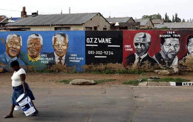 Un mural callejero en Soweto con distintas imágenes del ex presidente Mandela.