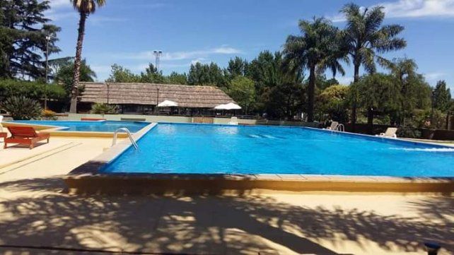 La pileta de Sportivo.  En temporada de verano, las familias de Alvarez y de zonas cercanas disfrutan de las instalaciones.    