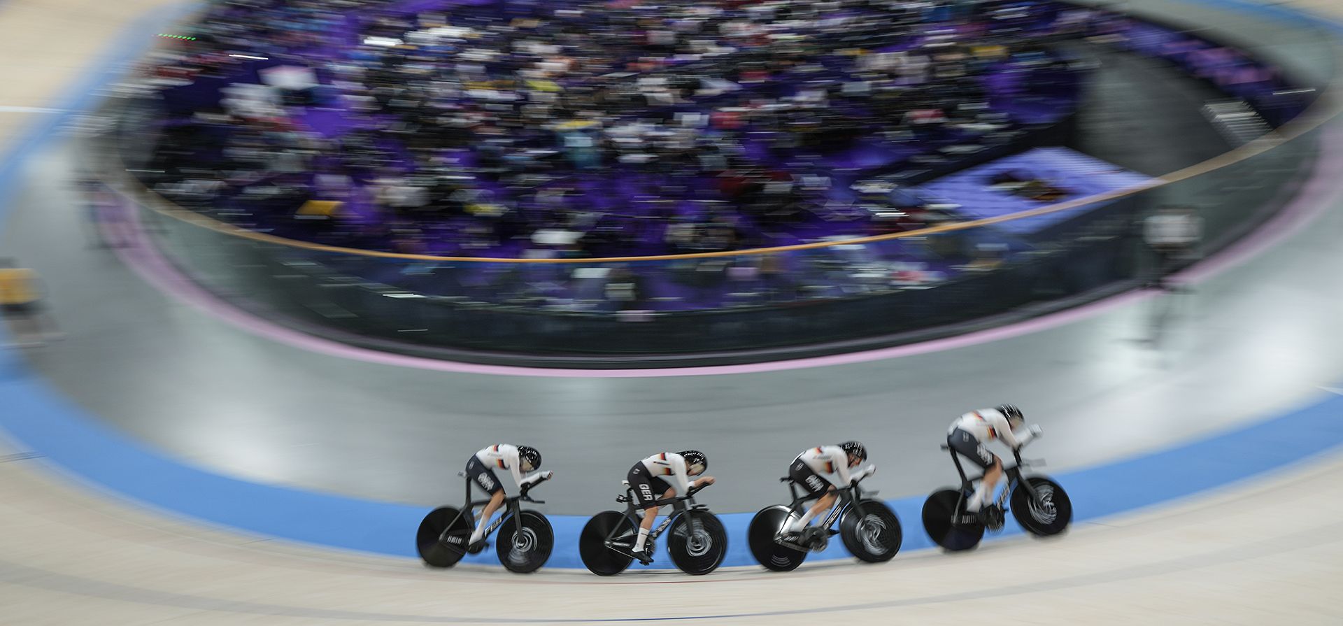 Las alemanas Franziska Brausse, Laura Suessemilch, Lisa Klein y Mieke Kroeger compiten durante la prueba de persecución por equipos femenina en los Juegos Olímpicos de París, el miércoles 7 de agosto de 2024, en París, Francia. (Foto AP/Ricardo Mazalan) Las alemanas Franziska Brausse, Laura Suessemilch, Lisa Klein y Mieke Kroeger compiten durante la prueba de persecución por equipos femenina en los Juegos Olímpicos de París, el miércoles 7 de agosto de 2024, en París, Francia. (Foto AP/Ricardo Mazalan)