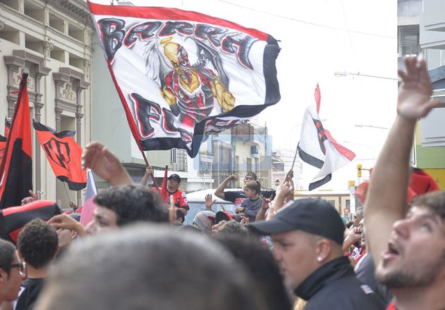 Banderazo Rojinegro en la concentración del plantel