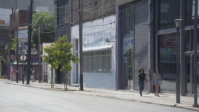 Los chicos que van a la pileta del Club Libertad sufren atracos de mochilas y celulares a la hora de la siesta.
