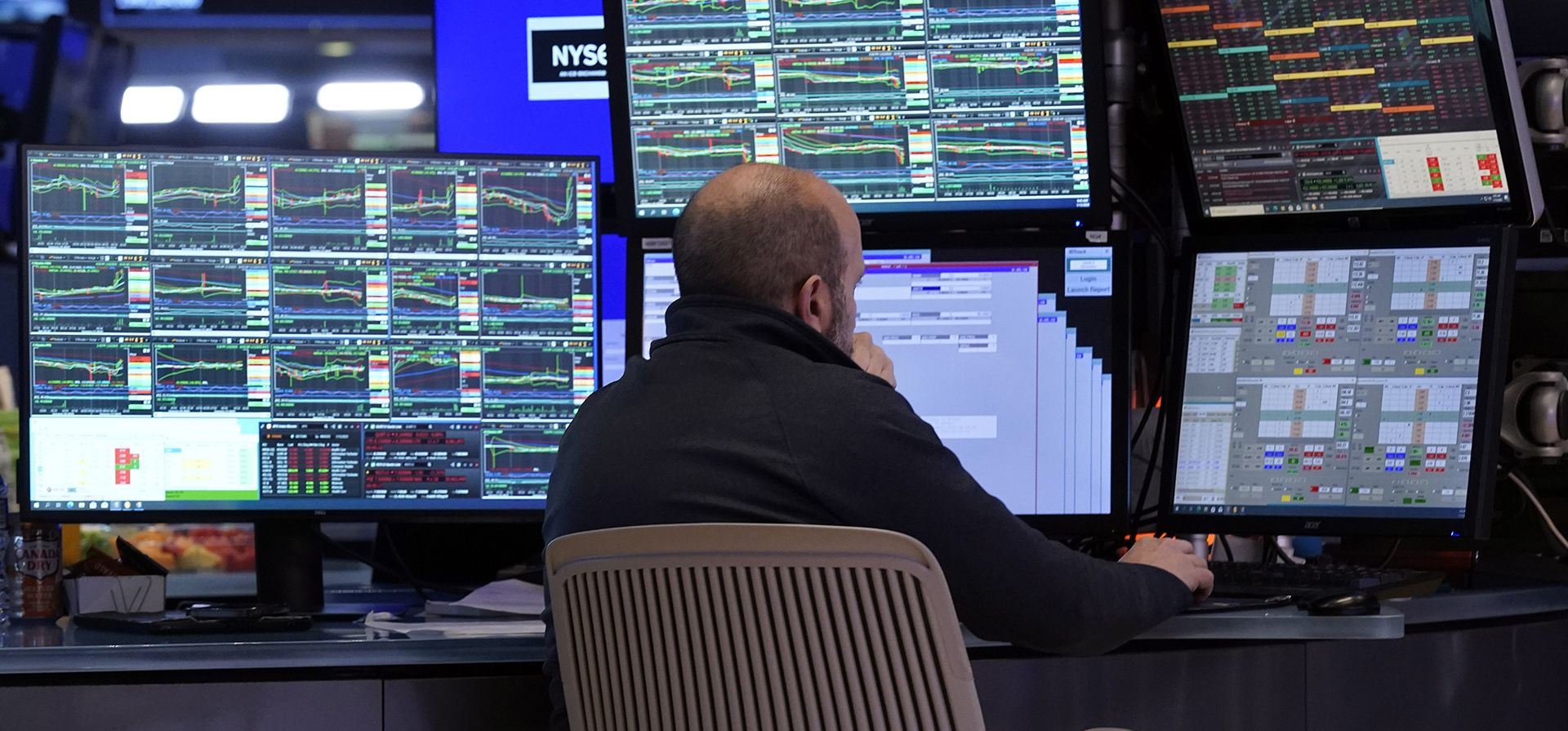 Un operador de finanzas trabaja en su puesto en el piso de la Bolsa de Valores de Nueva York, el lunes 13 de enero de 2025. (Foto AP/Richard Drew) Un operador de finanzas trabaja en su puesto en el piso de la Bolsa de Valores de Nueva York, el lunes 13 de enero de 2025. (Foto AP/Richard Drew)