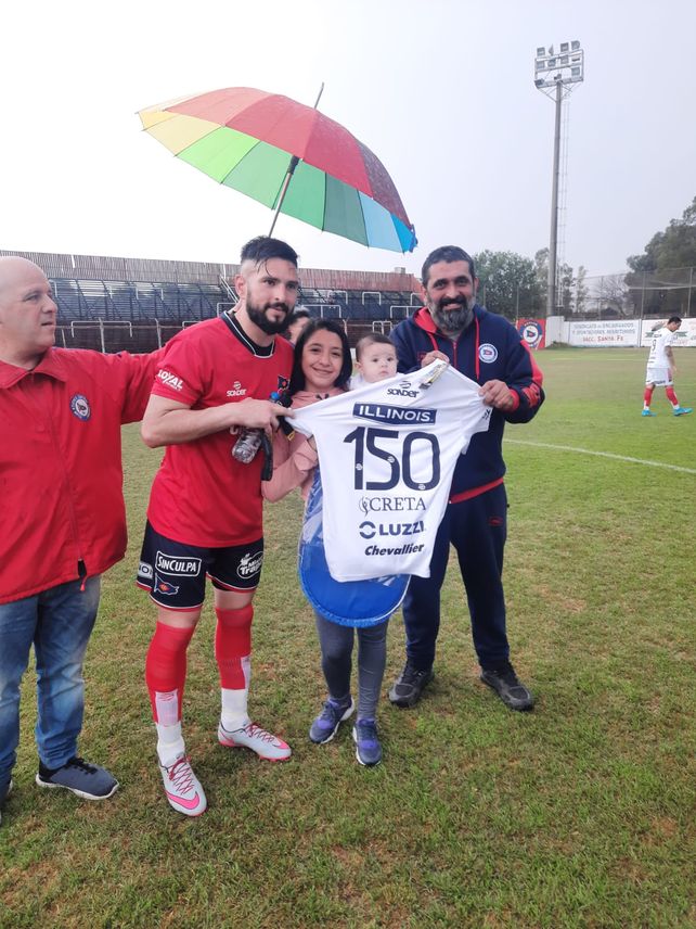 Pura felicidad. Matías Giroldi y familia (esposa Carla e hija Guillermina) muestran la camiseta Central Córdoba de los 150 partidos.  