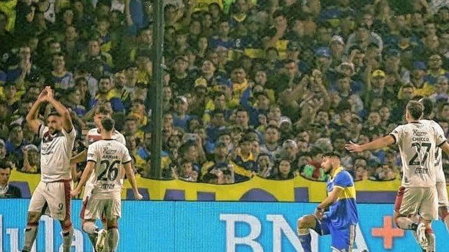 Colón logró un triunfo soñado y en tiempo de descuento le ganó a Boca en la Bombonera.