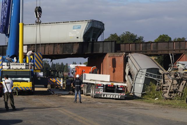 Equipos de trabajadores y máquinas de Trenes Argentinos trabajan para remover los dos vagones caídos del puente La Virginia