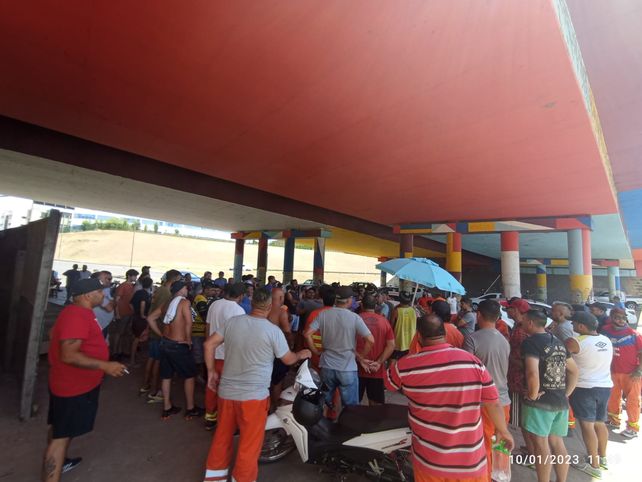 Asamblea de trabajadores frente al portón de acceso a los muelles del puerto de Rosario operados por TPR.