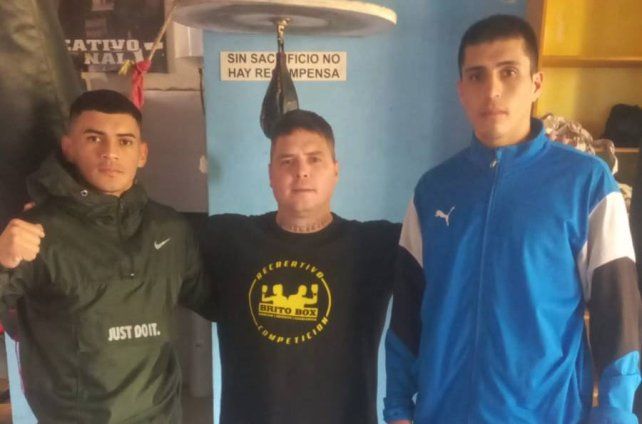 Totino Diógenes Caunedo junto a dos de sus pupilos del Thunder Box.