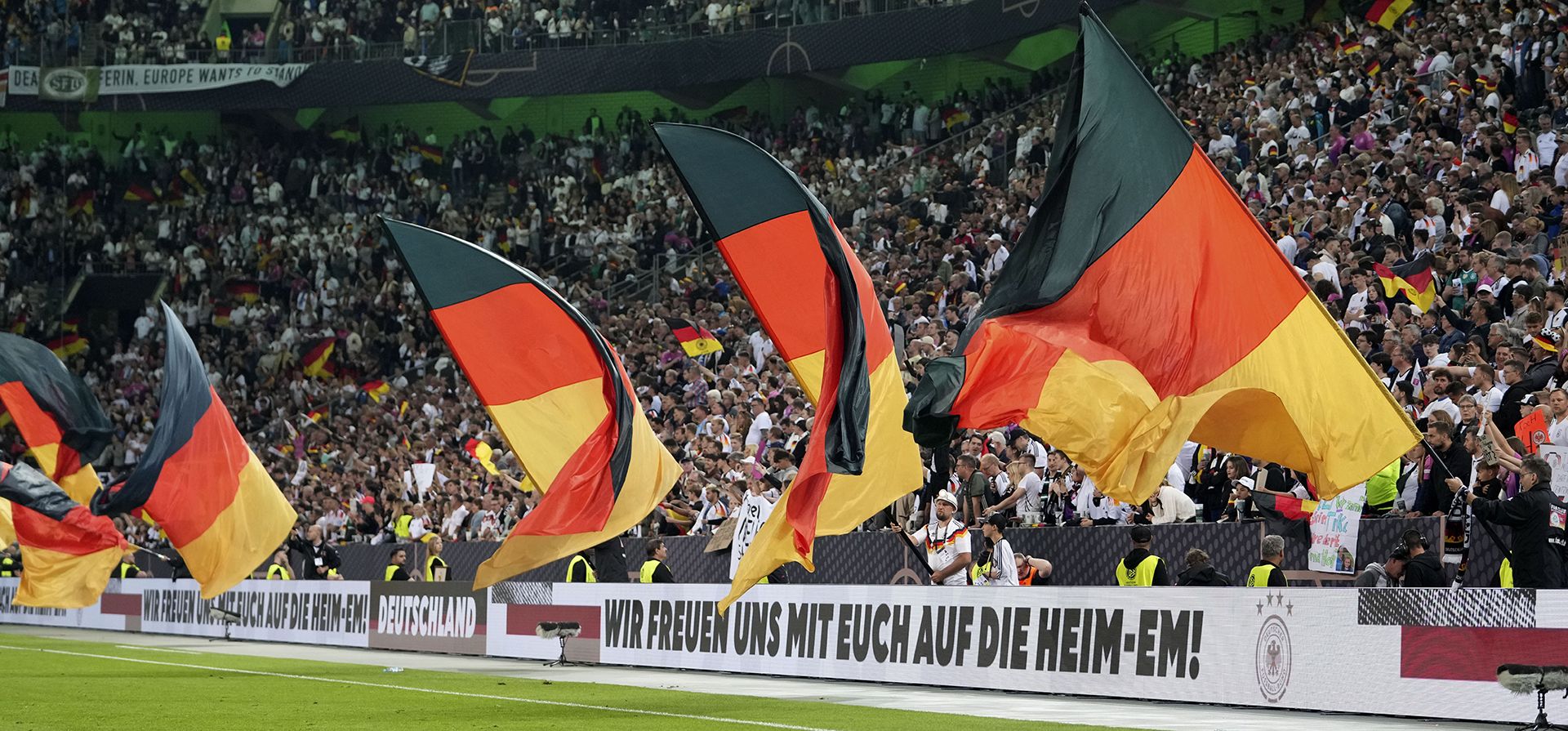 Aficionados ondean banderas alemanas durante el encuentro amistoso ante Grecia en el Borussia Park en Moenchengladbach, Alemania el viernes 7 de junio del 2024. (AP Foto/Martin Meissner) Aficionados ondean banderas alemanas durante el encuentro amistoso ante Grecia en el Borussia Park en Moenchengladbach, Alemania el viernes 7 de junio del 2024. (AP Foto/Martin Meissner)