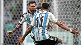 Messi festeja con todo junto a Di María la apertura del marcador.