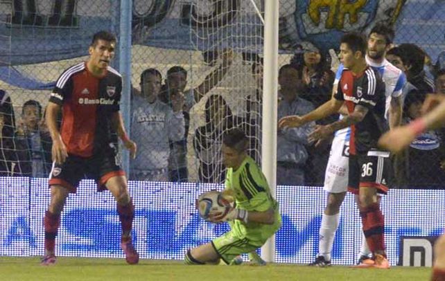 Pibe salvador. Unsain fue figura en la mayoría de los partidos de la era Bernardi. En la foto ataja la pelota ante Rafaela. (Sebastián Suárez Meccia / La Capital)