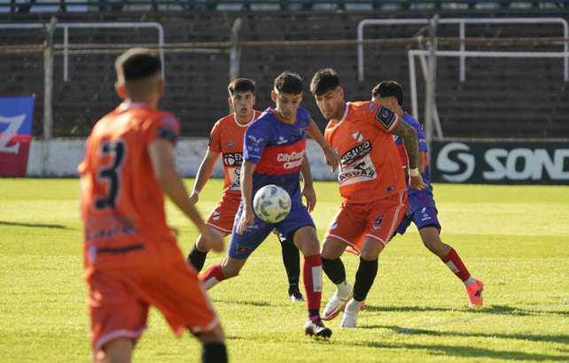 Central Córdoba busca el primer gol del partido.