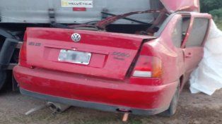 Un hombre de 70 años falleció al chocar contra un camión que estaba estacionado. Un niño y una mujer fueron hospitalizados.