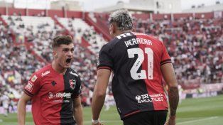 Newells fue puro corazón, venció 2 a 0 a Huracán y está a un paso de seguir en primera