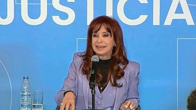 Cristina Kirchner habló ante los militantes y se refirió al inminente fallo de la Corte Suprema.