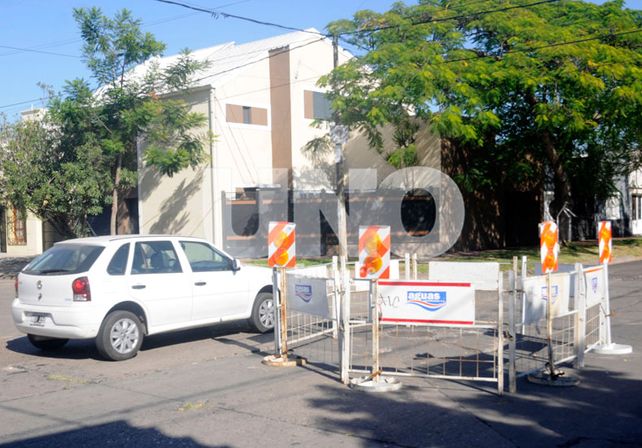 Cuidado. A pesar del vallado que se instaló en medio de la calle