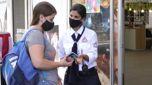 En los shoppings adelantaron la implementación del pase sanitario.