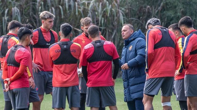Leo Fernández habla con los jugadores de Colegiales en una práctica. El ex-Central es el técnico con mayor tiempo de permanencia en un equipo de la Primera Nacional.