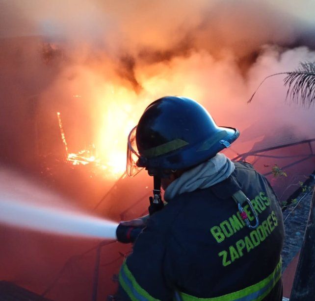 Un incendio produjo una densa columna de humo en la zona oeste de Rosario
