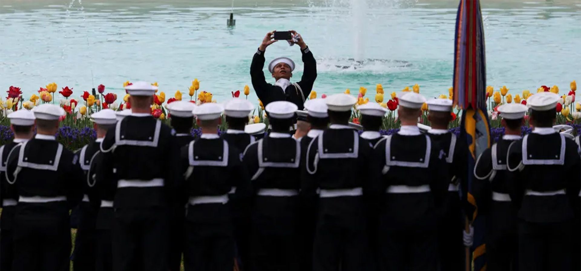 Marineros de la Marina de los Estados Unidos posan para una foto grupal en el jardín sur de la Casa Blanca, Washington, D.C.. Fotografía: Tom Brenner/Reuters Marineros de la Marina de los Estados Unidos posan para una foto grupal en el jardín sur de la Casa Blanca, Washington, D.C.. Fotografía: Tom Brenner/Reuters