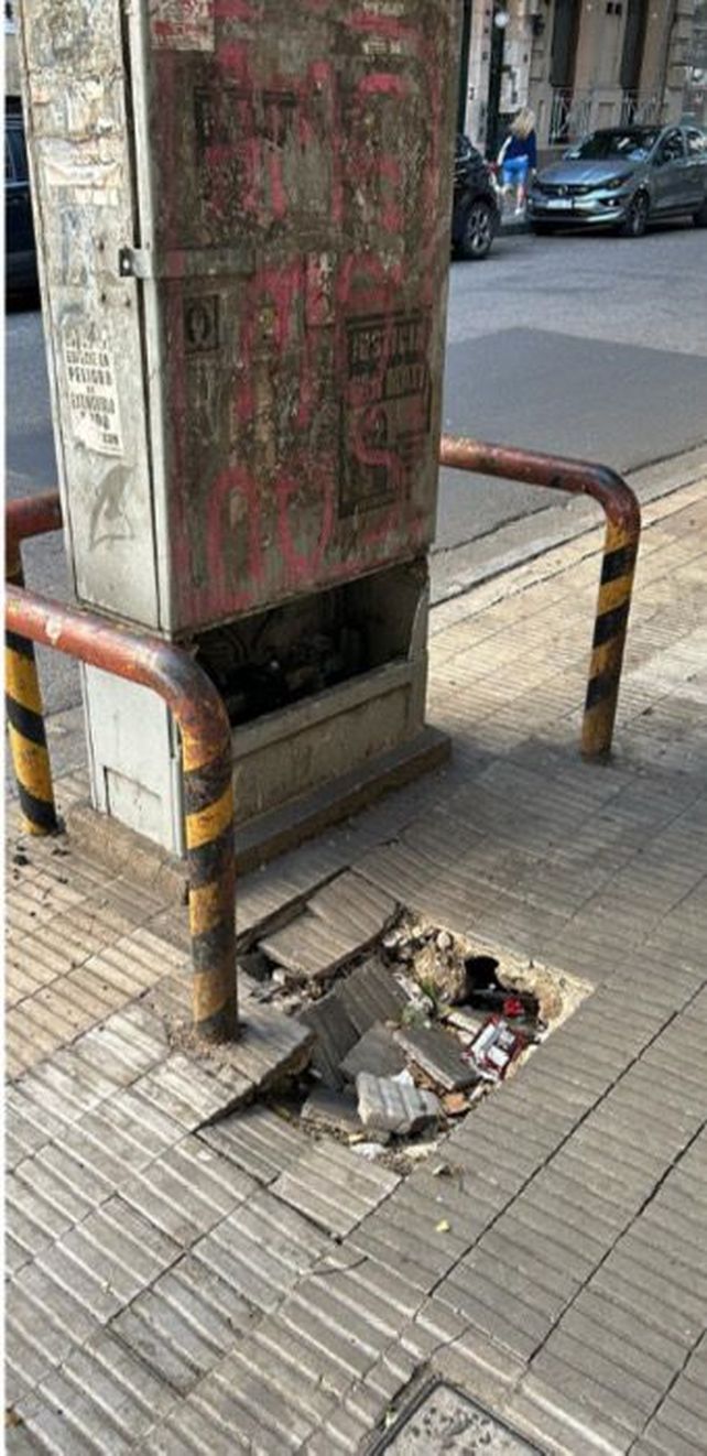 Muchos gabinetes de teléfono fueron quedando vacíos y en desuso, y fueron vandalizados. Hoy se junta basura y son un estorbo innecesario para el transeúnte.