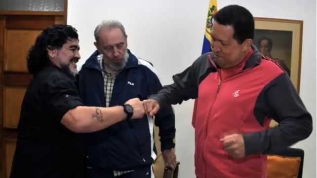Diego Maradona mantuvo estrecha relación con Hugo Chávez y Fidel Castro.