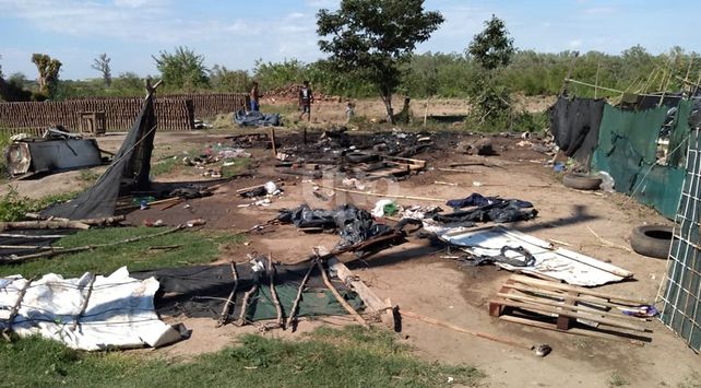 Incendiaron la casa del hombre que torturó a su hijo de tres años